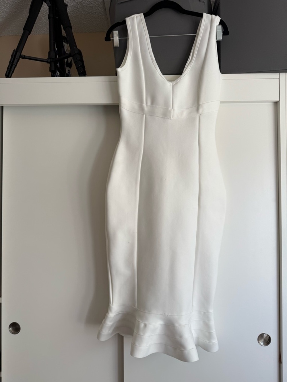 White V-Neck Sleeveless Sheath Dress
